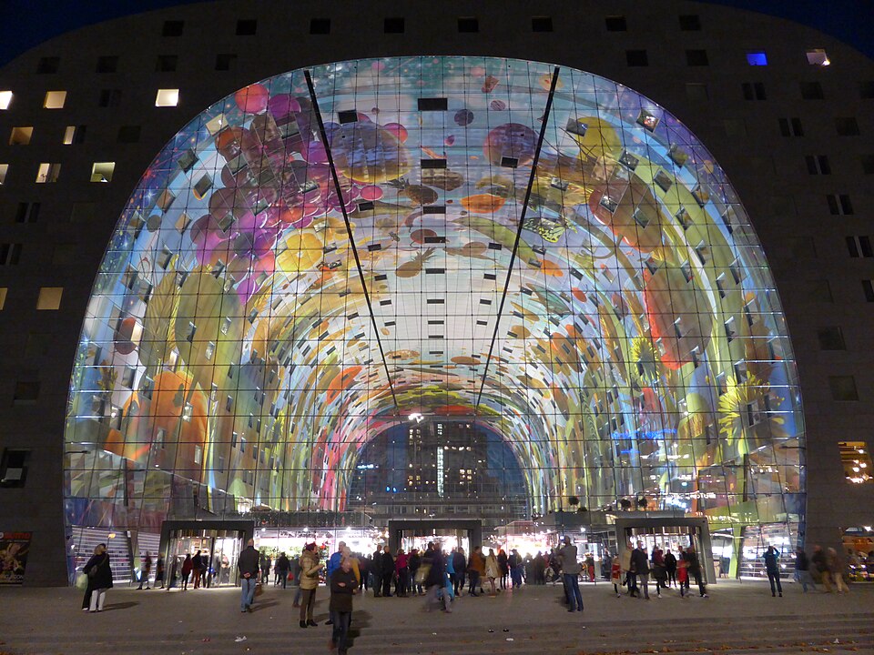 Winy Maas Markthal bij avond